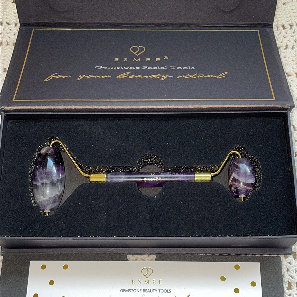 ESMEE Amethyst Facial Roller in Amethyst Stone and Gold - Picture 3 of 4